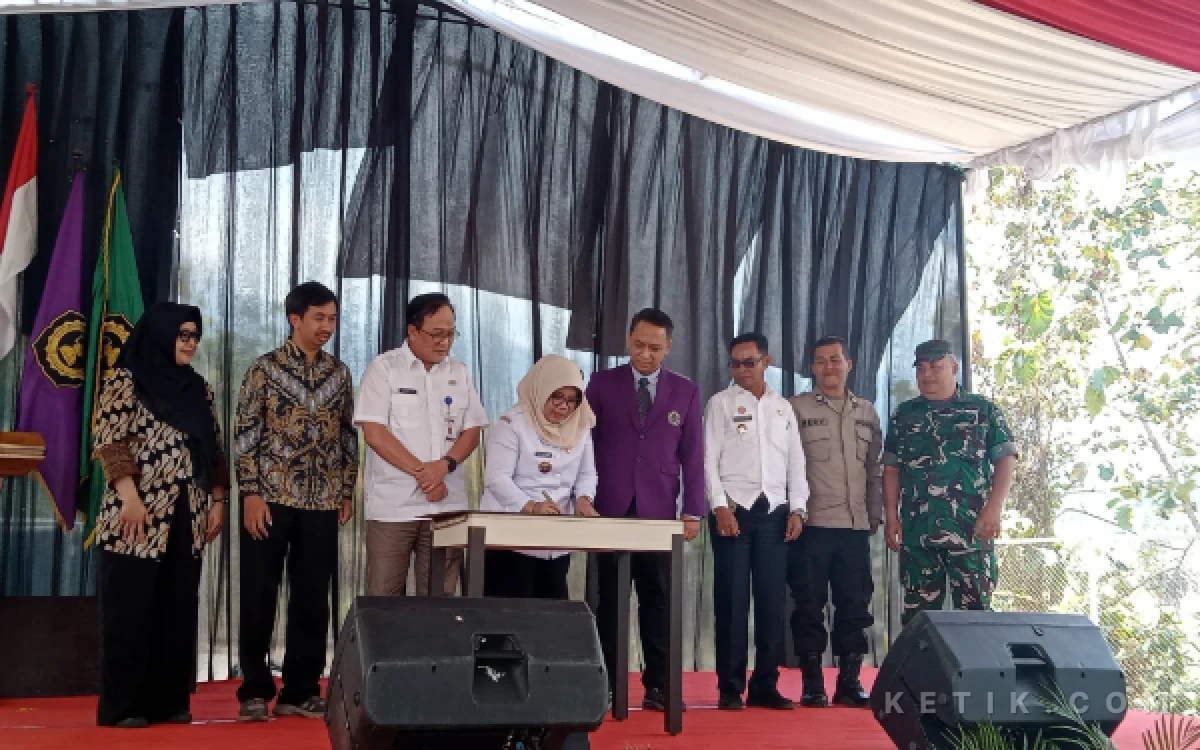 Foto Asisten 2 Bupati Kabupaten Malang, Prasetyani Arum Anggorowati, S.H., M.Hum., menandatangani prasasti peresmian Kampus 3 Fakultas Pertanian Unitri Malang. (Foto: Aliyah/Ketik.com)