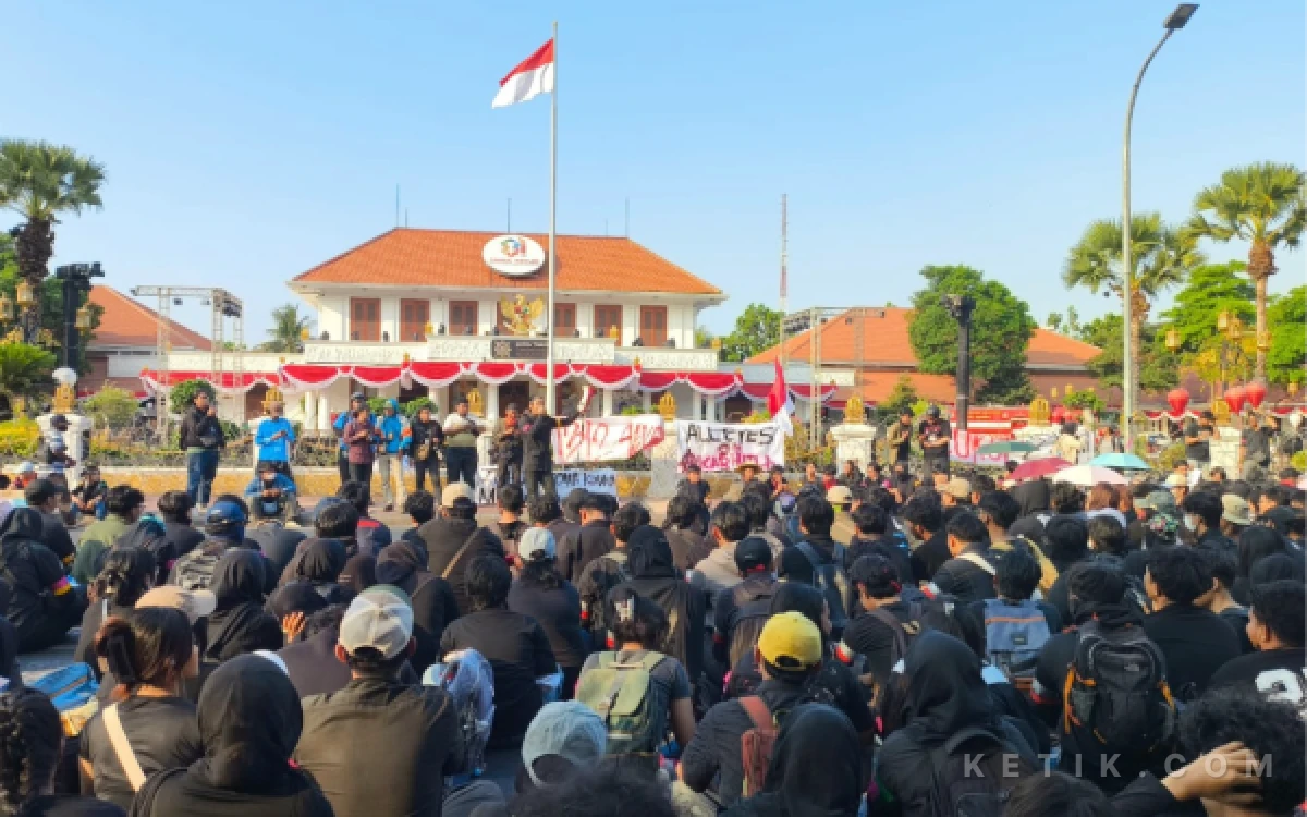 Thumbnail Berita - Bawa Knuckle saat Demo di Grahadi Surabaya, Pemuda 22 Tahun Jadi Tersangka