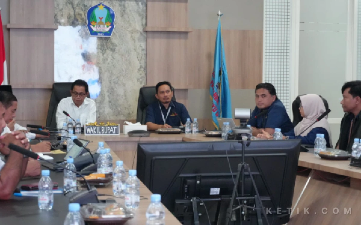 Foto Sosialisasi KPKNL Ternate yang dihadiri Wakil Bupati Halmahera Selatan Helmi Umar Muchsin bersama para pimpinan OPD (Foto: Humas Pemda Halsel For Ketik.com)