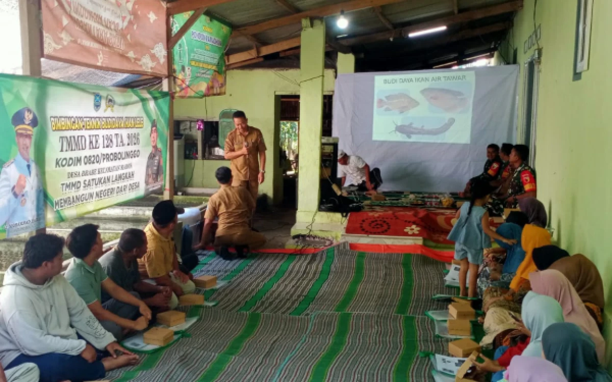 Thumbnail Berita - Program Nonfisik TMMD ke-128 Kodim 0820 Probolinggo, Dinas Perikanan Probolinggo Gelar Bimtek Budidaya Lele di Desa Brabe