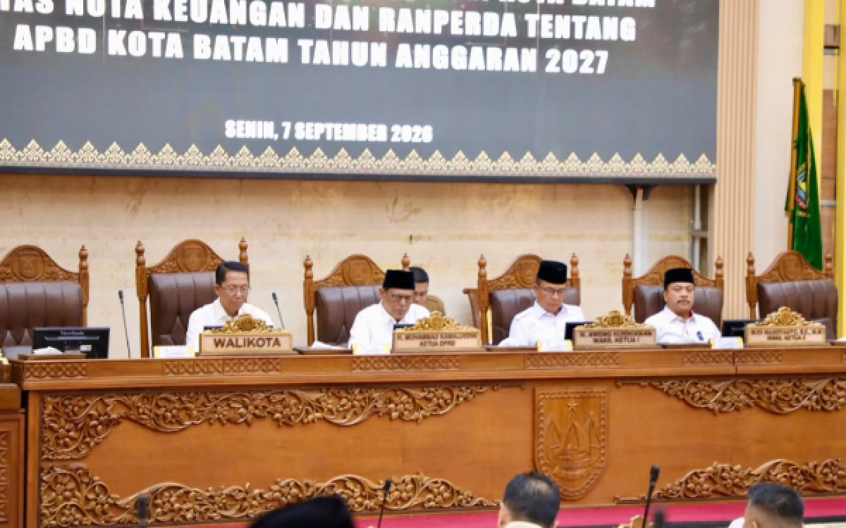Thumbnail Berita - DPRD Batam Gelar Paripurna, Wali Kota Batam Sampaikan RAPBD 2027 Rp4,86 Triliun