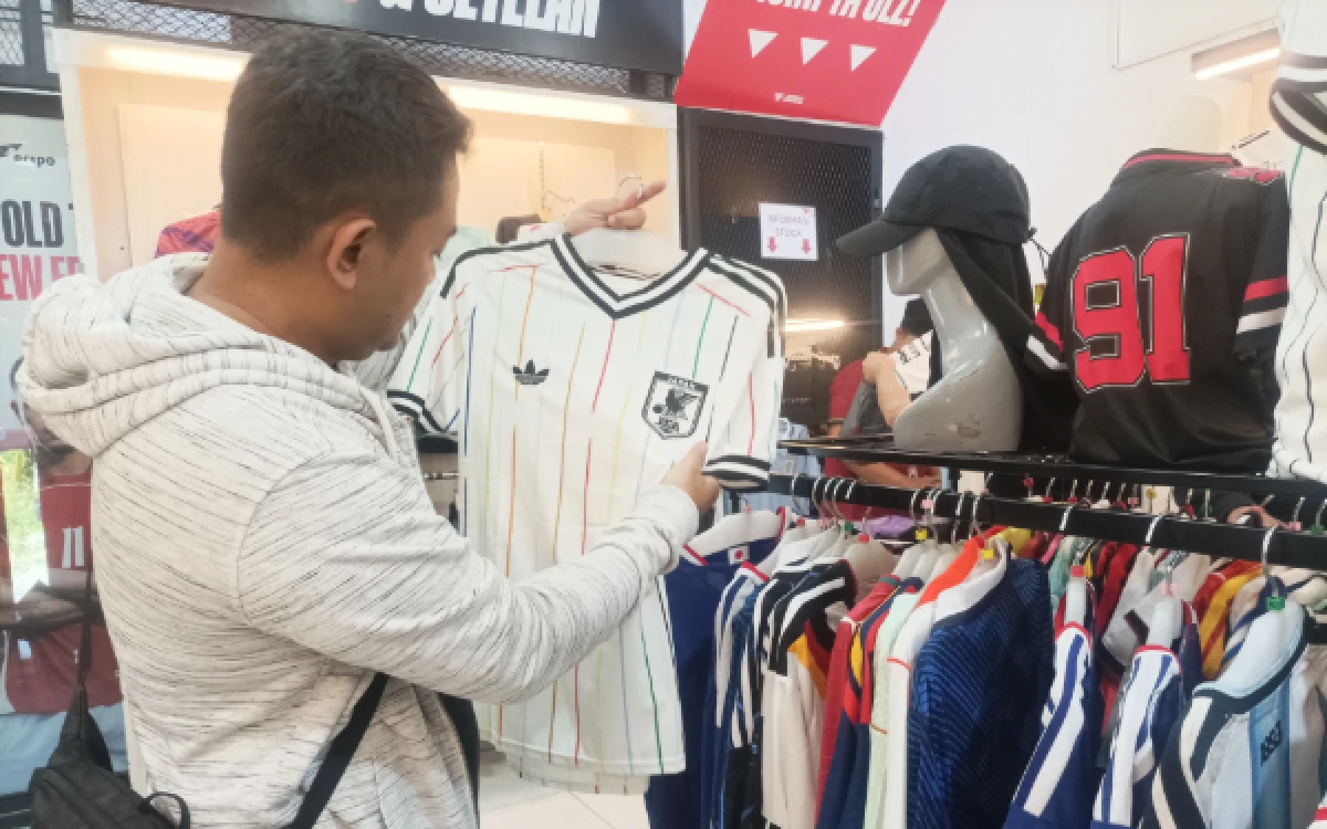 Thumbnail Berita - Euforia Piala Dunia 2026 di Malang, Jersey Spanyol Paling Dicari