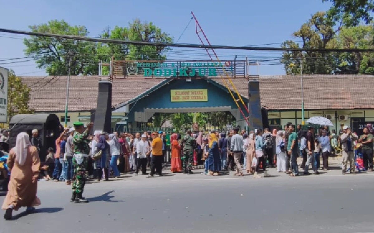 Thumbnail Berita - TNI Biarkan Keluarga Casis Beristirahat di Sekitar Dodikjur, Trotoar Mayjen M Wiyono Jadi Ruang Tunggu