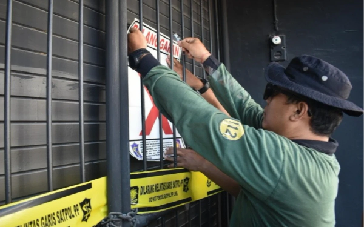 Thumbnail Berita - Modus Miras Ilegal Surabaya Dijual Eceran di Warkop hingga Perkampungan, 15 Tempat Disegel