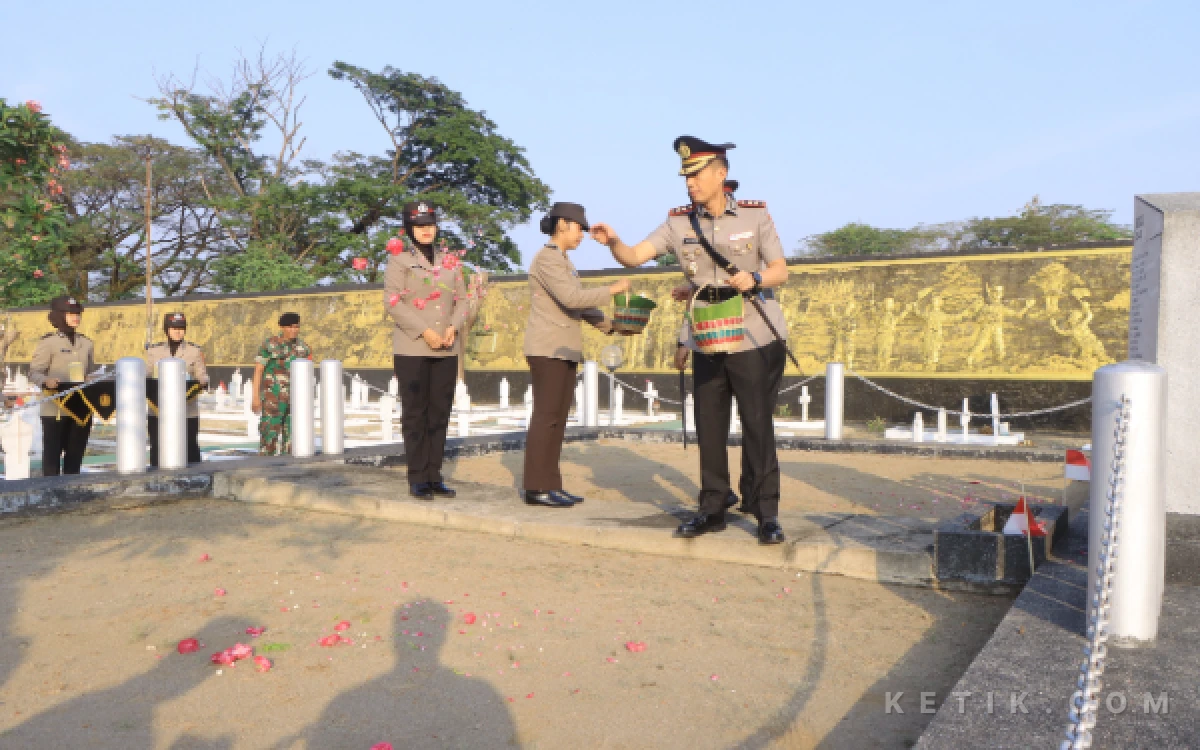 Thumbnail Berita - Jelang Hari Bhayangkara ke-80, Polres Kabupaten Madiun Ziarah dan Tabur Bunga di TMP