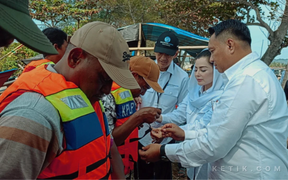 Foto Plt.Direktur Kesatuan Pengawasan Laut dan Pelayaran Triono bersama Anggota Komisi V DPR RI Novita Wijayanti menyerahkan ribuan life jacket ke masyarakat maritim dan nelayan di Kabupaten Cilacap. (Foto:  Nani Eko/Ketik.com)