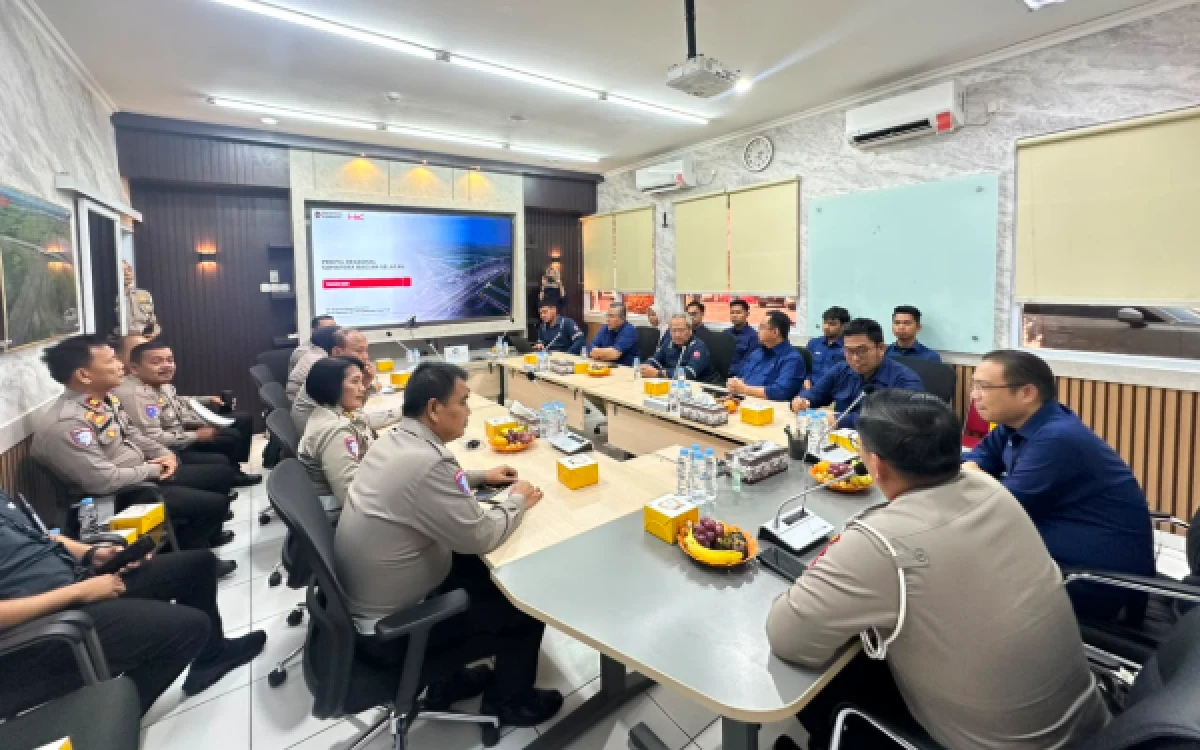 Foto Ditlantas Polda Sumsel bersama PT Hutama Karya saat melakukan pemantapan arus lalu lintas Jalan Tol Palembang–Betung  jelang nataru di Kantor Hutama Karya Tol Palindra, Kamis 6 Agustus 2026. (Yola/Ketik.com)