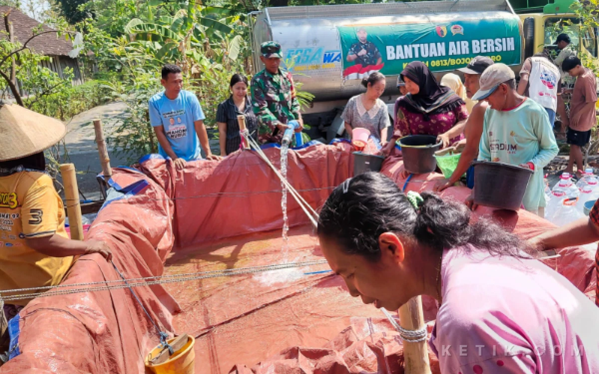 Thumbnail Berita - Kodim 0813 Bojonegoro Salurkan 77.000 Liter Air Bersih ke Wilayah Terdampak Kekeringan