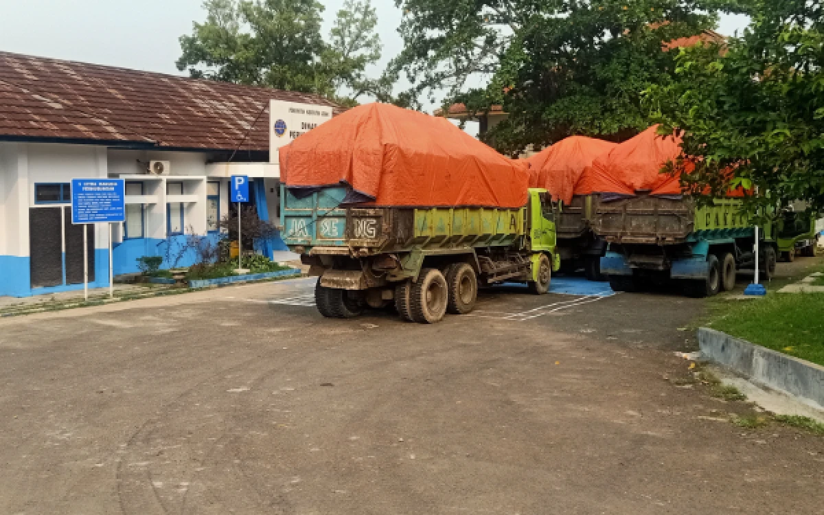 Thumbnail Berita - Dishub Lebak Tertibkan Delapan Truk Tanah Pelanggar Jam Operasional