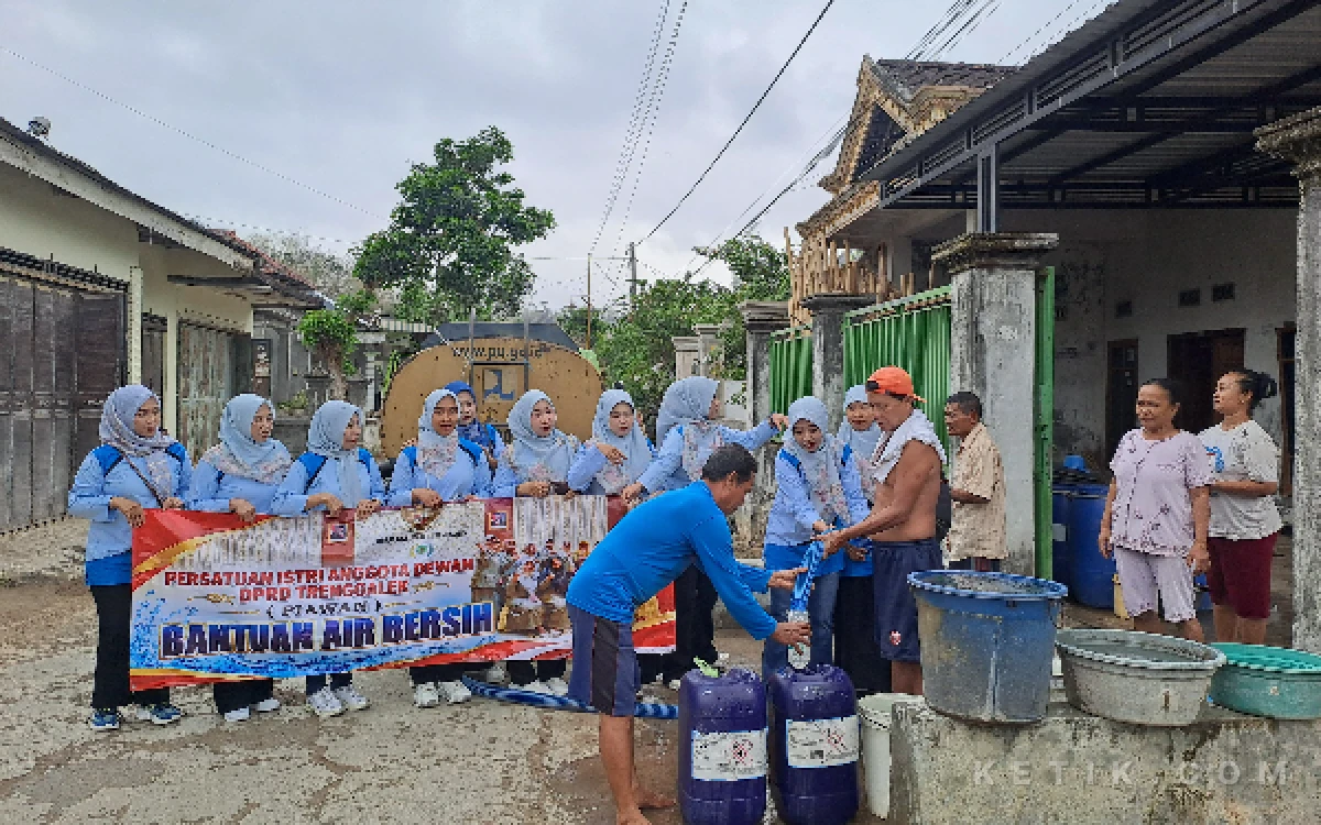 Thumbnail Berita - Piawan Trenggalek Salurkan 8.000 Liter Air Bersih ke Dua Desa