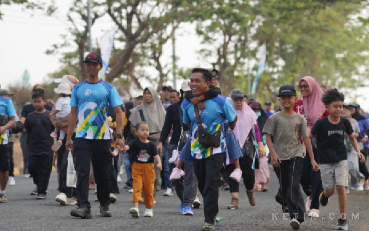 Foto Kemeriahan jalan sehat PT PLN Nusantara Power Unit Pembangkitan (UP) Tanjung Awar-Awar, Kecamatan Jenu, Kabupaten Tuban, Jumat 30 Oktober 2026 (Foto : Ahmad Istihar/Ketik.com)