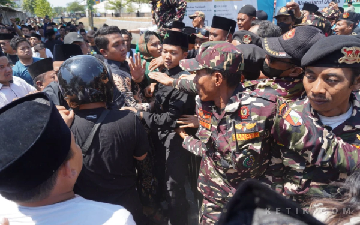 Thumbnail Berita - Protes Keputusan Sidang Muktamar NU Jombang, Simpatisan Calon Ketum PBNU Bentrok