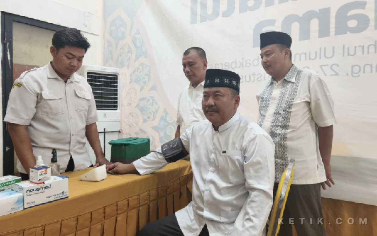 Foto Posko Golkar Jatim berikan  fasilitas kesehatan untuk peserta Muktamar NU di Tambakberas Jombang ( foto : sholahudin/ ketik.com)
