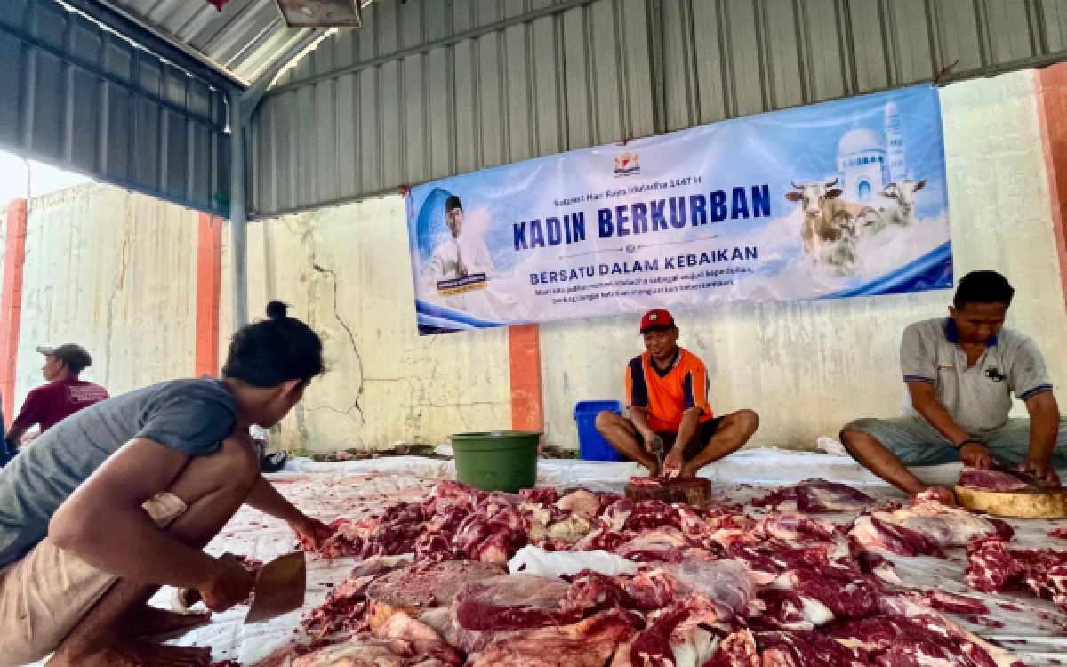 Thumbnail Berita - Dunia Usaha Berbagi di Iduladha, Kadin Jatim Salurkan Daging Qurban kepada 1.750 Penerima
