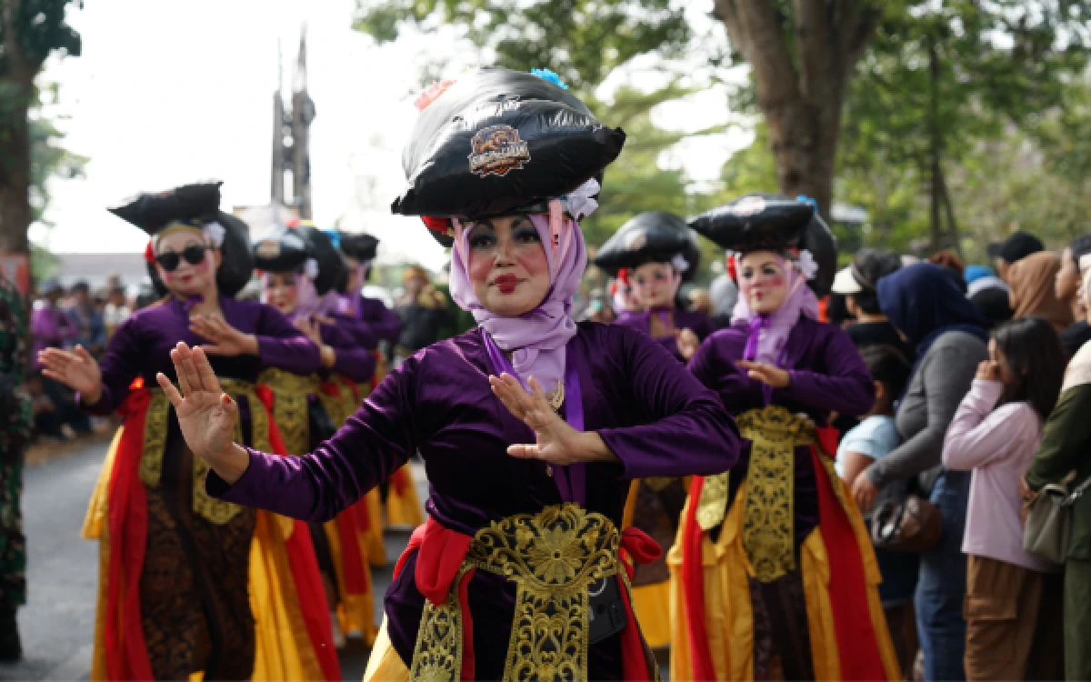 Thumbnail Berita - Jadi Ruang Kreativitas dan Promosi Potensi Lokal, Mbak Wali Berangkatkan Peserta MAPAN Kreatif Fest