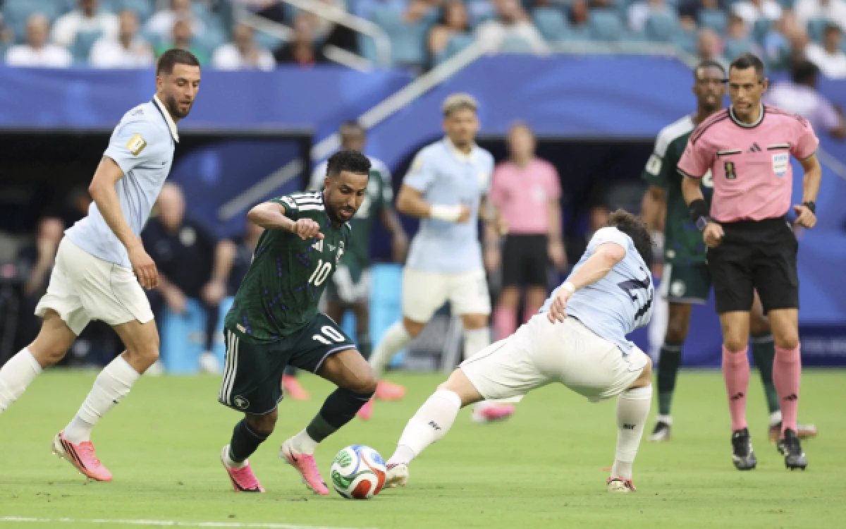 Thumbnail Berita - Ini Ternyata Alasan Wasit Laga Uruguay Vs Arab Saudi Pakai Seragam Unyu Warna Pink