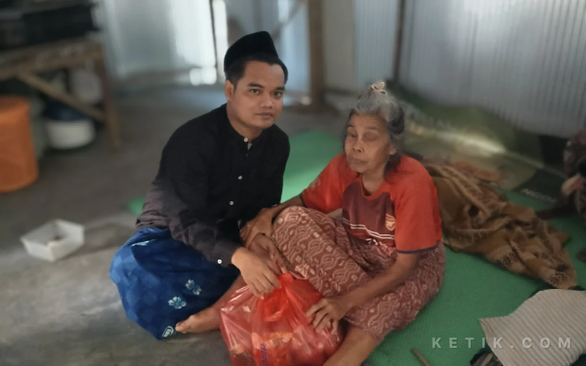 Thumbnail Berita - Setiap Jumat, Mochamad Iqbal Kajari Sampang Santuni Dhuafa di Pelosok Desa
