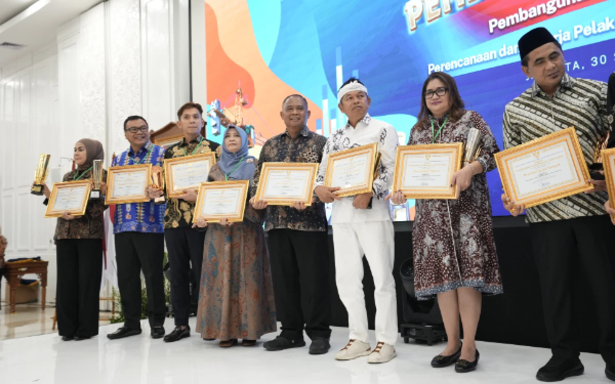 Foto Bupati Sleman Harda Kiswaya bersama para penerima penghargaan berpose bersama usai menerima piagam Penghargaan Pembangunan Daerah (PPD) Tahun 2026 dari Kementerian PPN/Bappenas RI. (Foto: Pemkab Sleman)