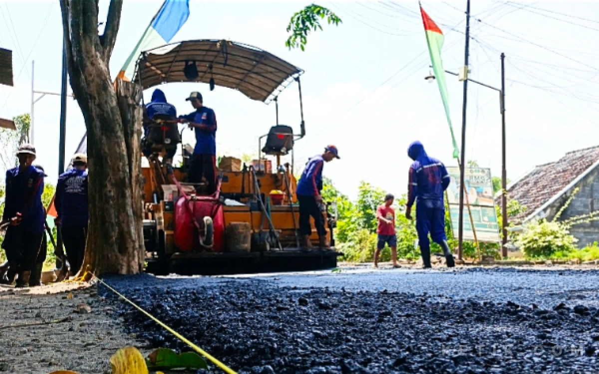 Thumbnail Berita - Bahagianya Warga Cium Aroma Mulus dan Panasnya Aspal Desa Slempit ‎