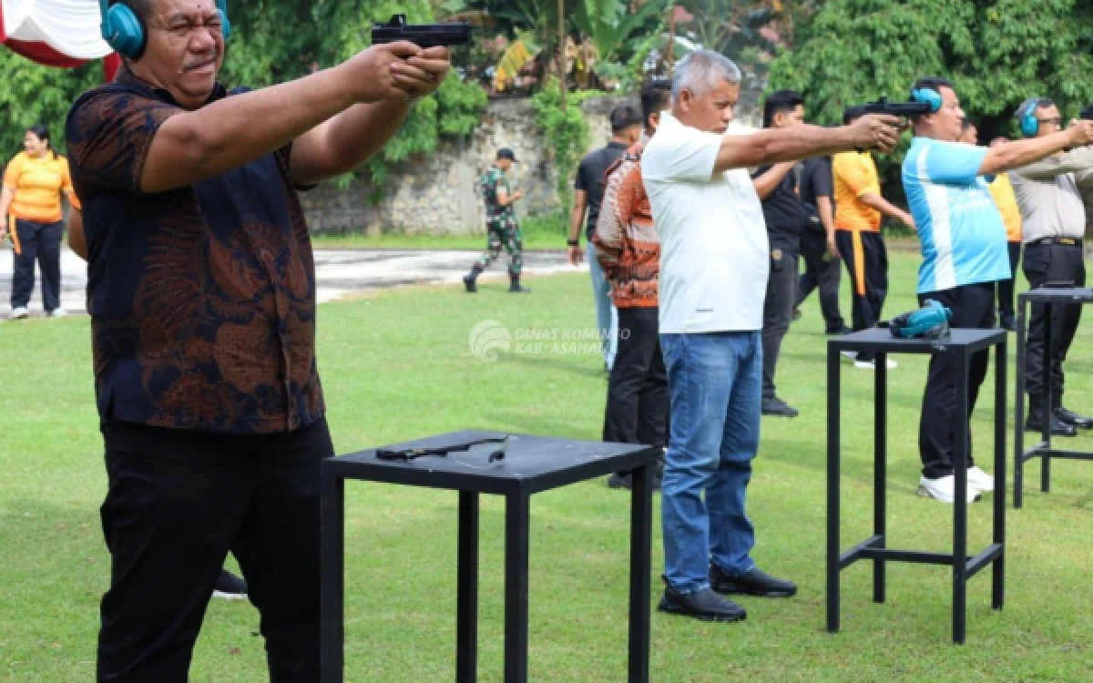 Thumbnail Berita - Dor! Bupati Asahan Turun Gunung Ikut Lomba Menembak HUT Ke-80 Polri