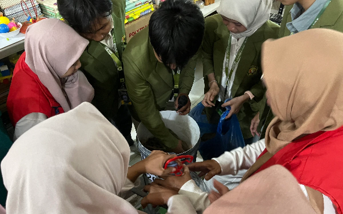 Foto Warga RW 1 Kelurahan Wonokromo mencoba mengoperasikan Ecochopper didampingi
mahasiswa KKN UPN Veteran Jawa Timur Kelompok 20 saat sosialisasi pengelolaan
sampah organik di Balai RW 1, Surabaya, Jumat (31/7/2026). (Foto: Ismy Dahlia
Handayani/Ketik Media)