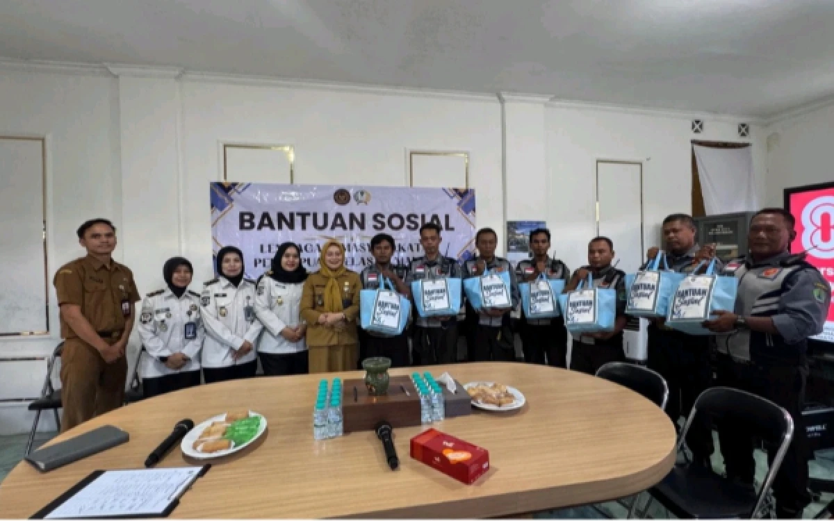 Thumbnail Berita - Lapas Perempuan Malang Salurkan Bantuan Sosial untuk Linmas Kebonsari