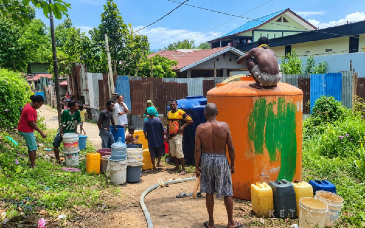 Thumbnail Berita - KAHMI dan FORHATI Papua Barat Daya Salurkan 70 Ribu Liter Air Bersih untuk Warga Kota Sorong