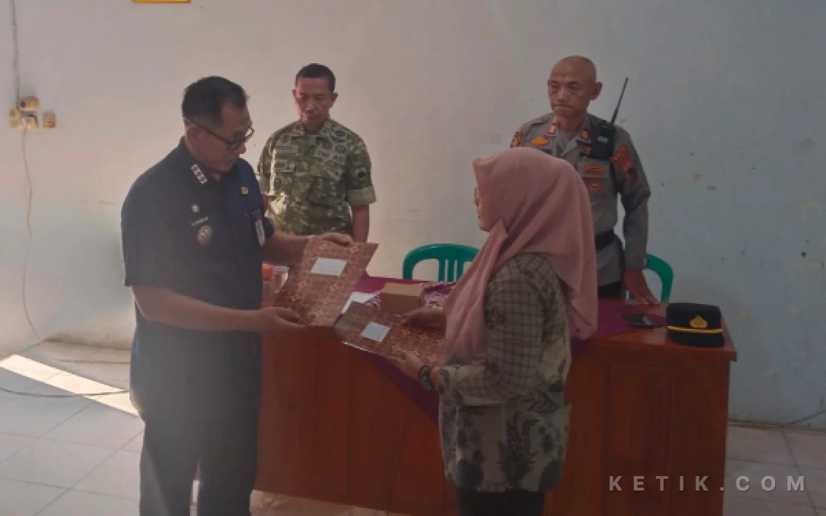 Thumbnail Berita - Kades Randumuktiwaren Pekalongan  Kena Sanksi Berat, Sekdes Ditunjuk Jadi Plt
