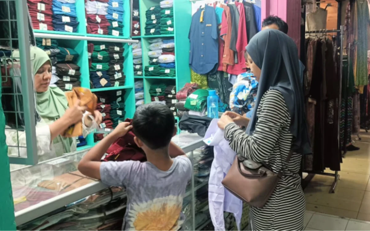 Thumbnail Berita - Jelang Tahun Ajaran Baru, Toko Seragam di Pasar Besar Malang Mulai Dibanjiri Pembeli