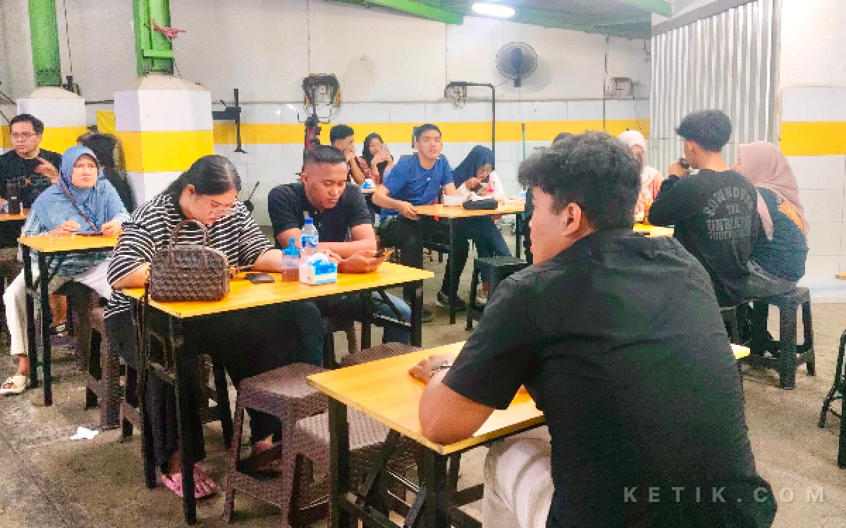 Foto Suasana beberapa pelanggan yang telah memesan makanan dari Ronde Angsle Arjuno pada Sabtu, 15 Agustus 2026. (Aretha Zizi Sandrica/ketik.com)
