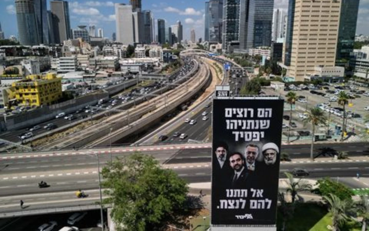 Thumbnail Berita - Reklame ‘Musuh Netanyahu’ Dipampang di Tel Aviv Jelang Pemilu Israel