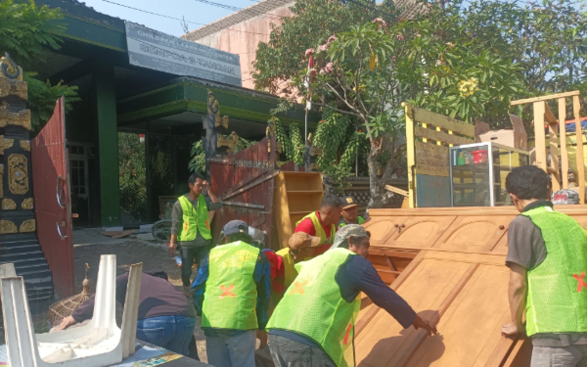 Foto Suasana eksekusi pengosongan rumah di Perum Araya Blok C1 Nomor 7 Kecamatan Blimbing Kota Malang pada Kamis, 30 Juli 2026 (Foto : Kukuh / Ketik)
