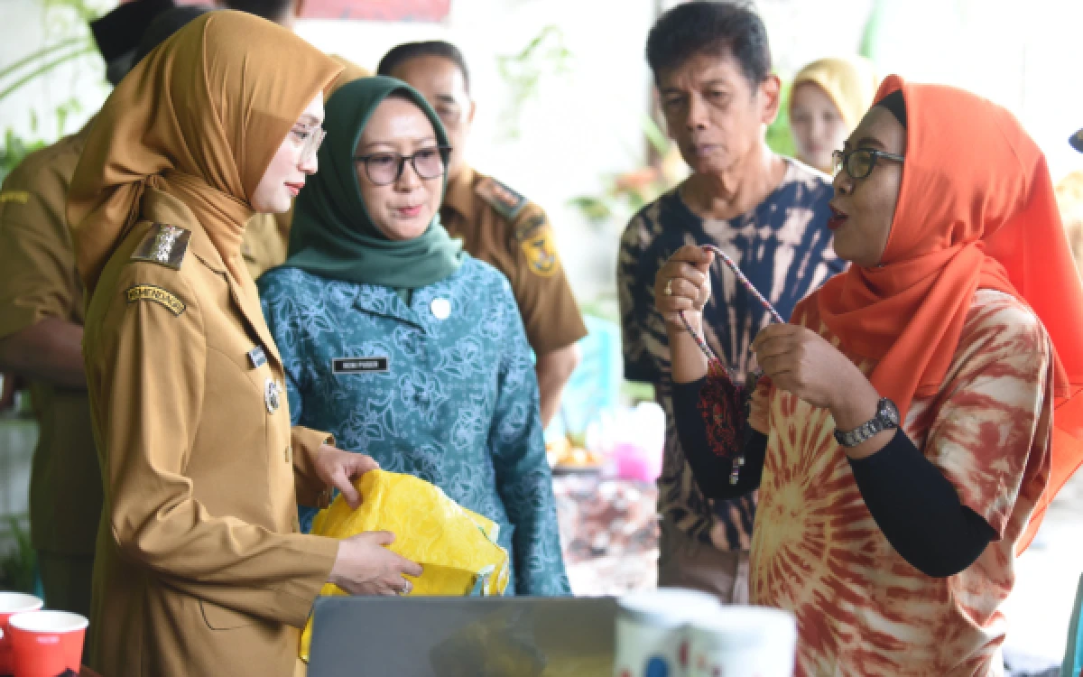 Thumbnail Berita - Ubah Sampah Jadi Produk Bernilai, Mbak Wali Kediri Apresiasi Konsistensi 11 Tahun Bank Sampah Berseri