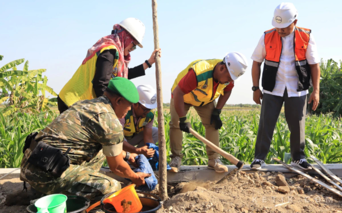 Foto Bupati Gresik, Fandi Akhmad Yani, Saat Resmikan Jalan Poros Desa Ruas Klampok-Munggugebang, Benjeng, Gresik, Jumat, 4 September 2026 (Foto: Daniel Andayawan/Ketik.com)