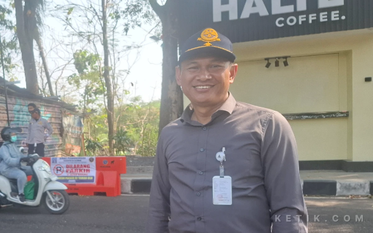 Foto Kepala Dinas Perhubungan Pemkab Sleman Heri Kuntadi memberikan keterangan terkait capaian dan target program penerangan jalan "Dalane Padang" di Kabupaten Sleman, Selasa 13 Oktober 2026. (Foto: Fajar/Ketik.com)