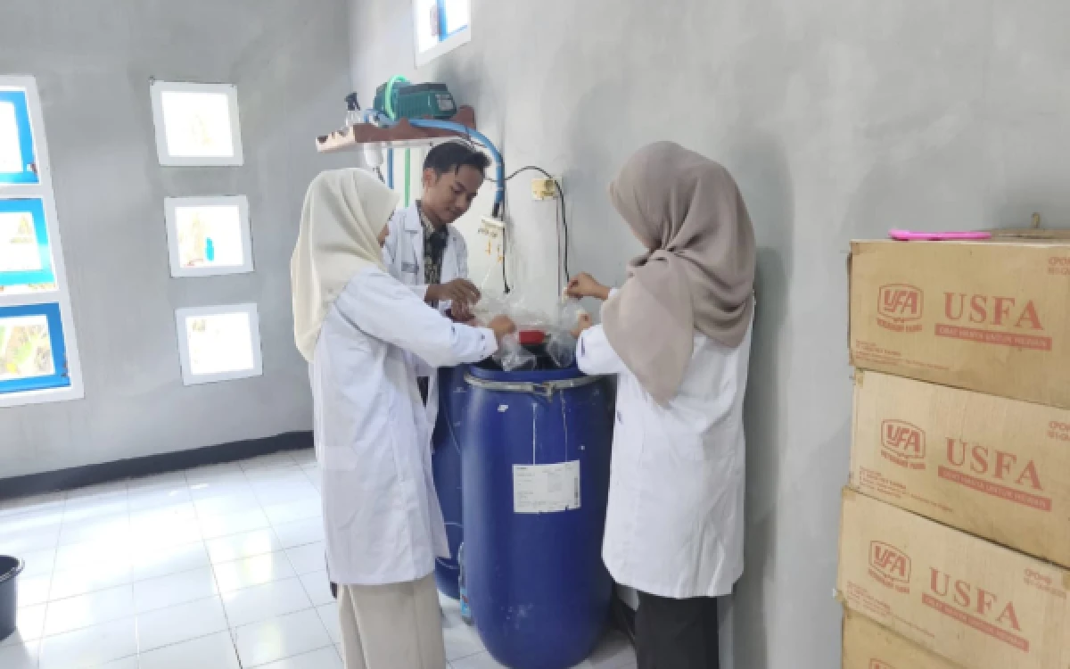 Foto Mahasiswa MBKM PSDKU Universitas Brawijaya Kediri melakukan proses pencampuran
dan inokulasi Beauveria bassiana pada kegiatan perbanyakan Agens Pengendali Hayati (APH)
di UPTD Laboratorium Pertanian Dinas Pertanian Kabupaten Nganjuk.
(Foto : Mahasiswa PSDKU UB Kediri)