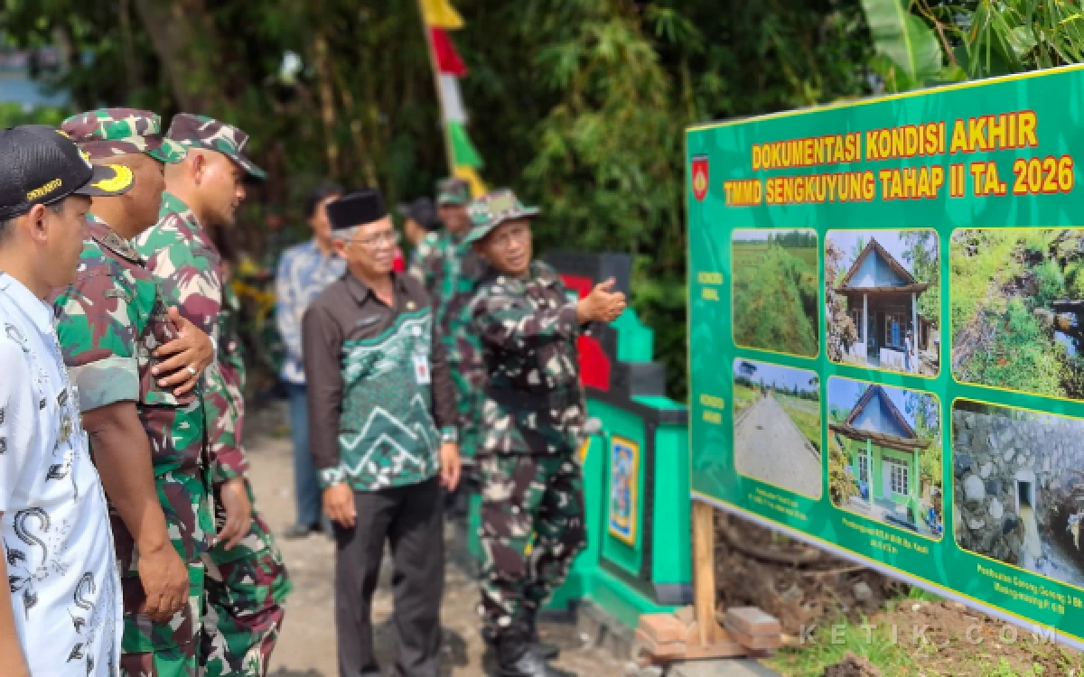 Foto Panewu Minggir Dewanto Tri Nugroho (paling kiri), Dandim 0732/Sleman Letkol Arh Reindi Trisetyo Nugroho, dan Sekda Sleman Susmiarto mendengarkan penjelasan dari perwira proyek saat meninjau papan Dokumentasi Kondisi Akhir TMMD Sengkuyung Tahap II TA 2026 di Kapanewon Minggir, Sleman. (Foto: Fajar R/Ketik.com)