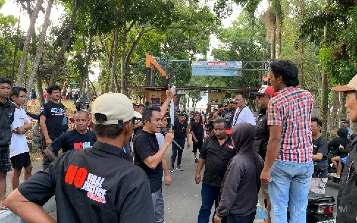 Thumbnail Berita - Ratusan Massa Geruduk Bendungan Lahor, Buka Paksa Portal hingga Akses Jalan Kembali Gratis