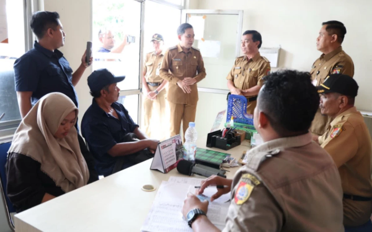 Thumbnail Berita - Jember Pelopori Cetak E-KTP di Kecamatan, Warga Kini Bisa Cetak KTP Seketika
