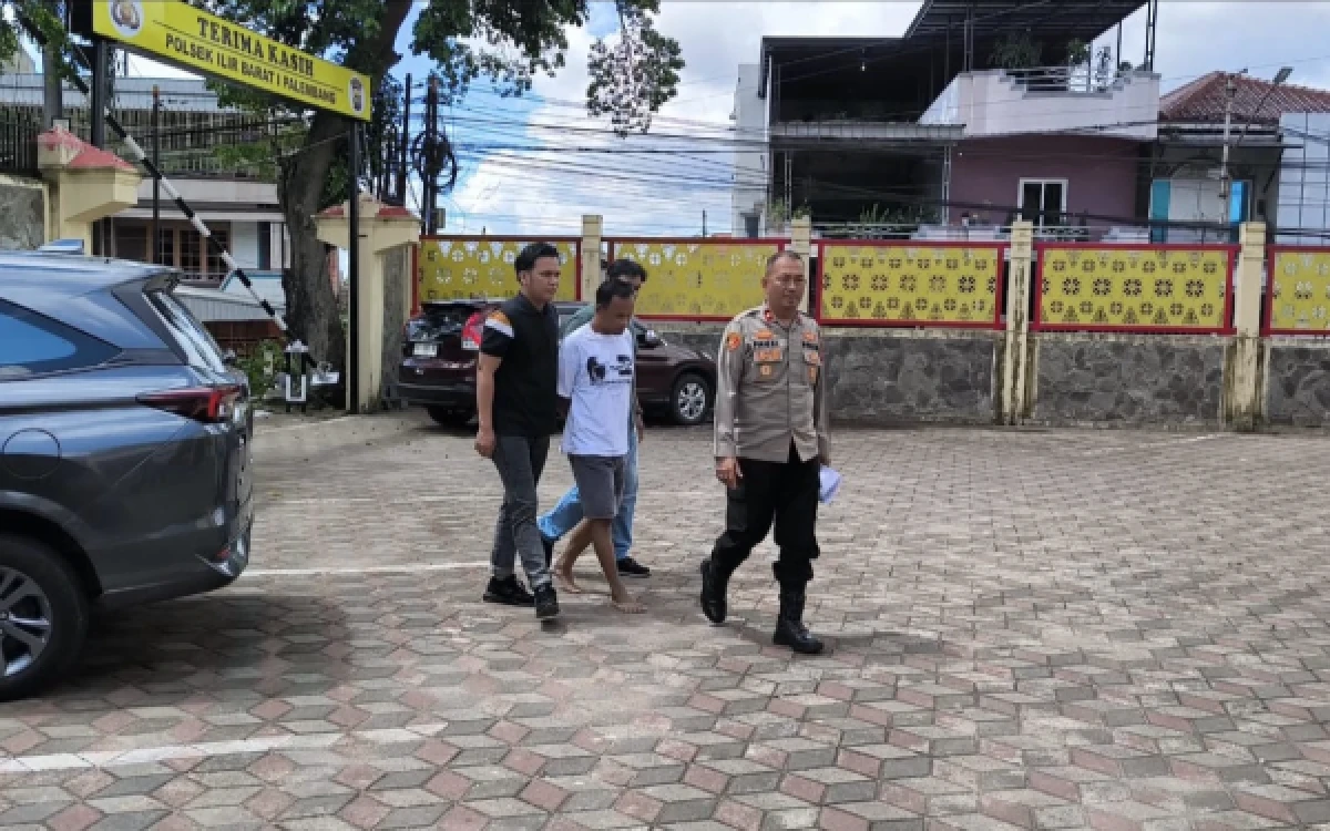 Foto Pelaku curaor saat digoring ke Mapolsek Ilir Barat 1 Palembang oleh Tim Opsnal Polsek, Rabu 13 Mei 2026. (Foto : Yola/Ketik.com)
