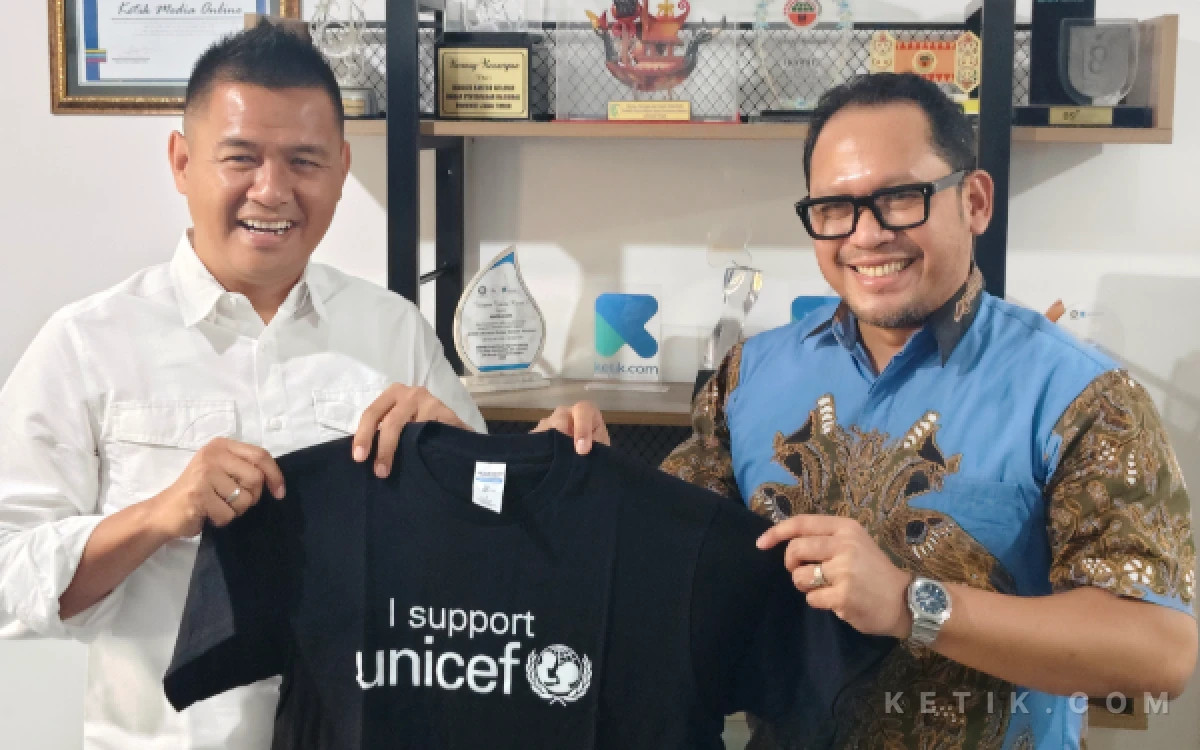 Foto CEO Ketik Kiagus Firdaus dan Chief of Field Office UNICEF area Arie Rukmantara dalam kunjungannya ke kantor Ketik. (Foto: Fitra/Ketik.com)