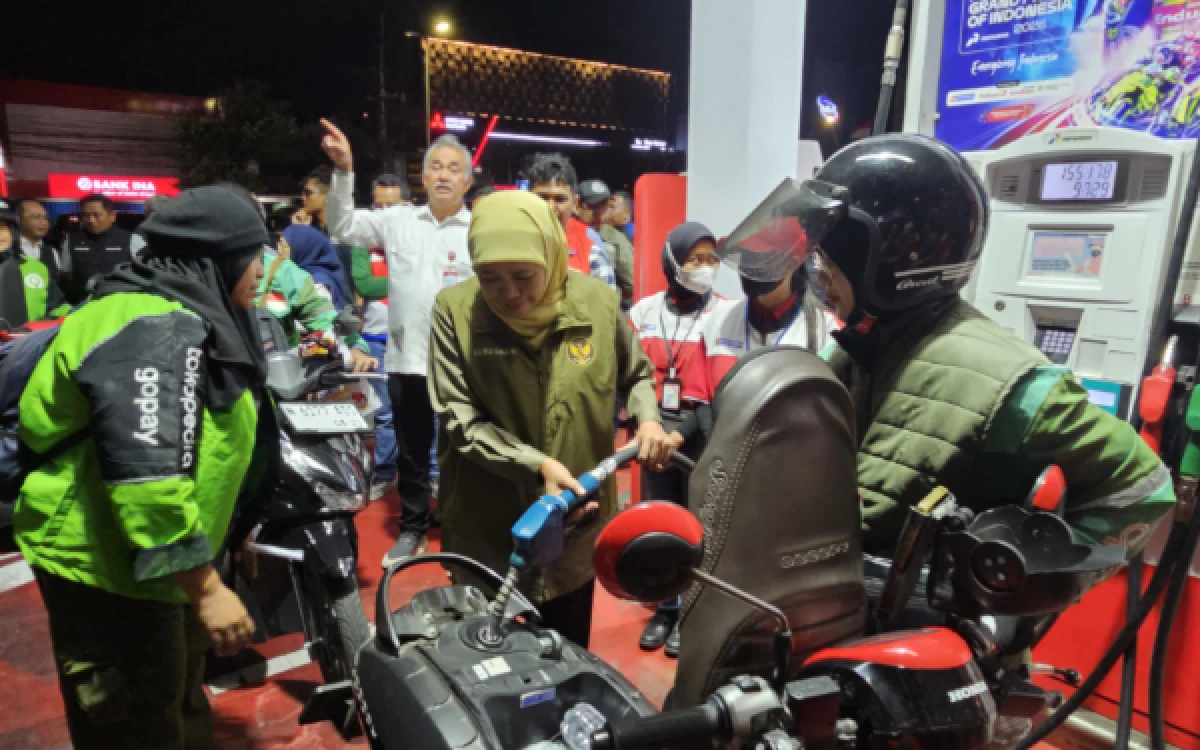 Thumbnail Berita - Gubernur Khofifah Minta Warga Malang Tak Panic Buying BBM, Dijamin Stok Aman