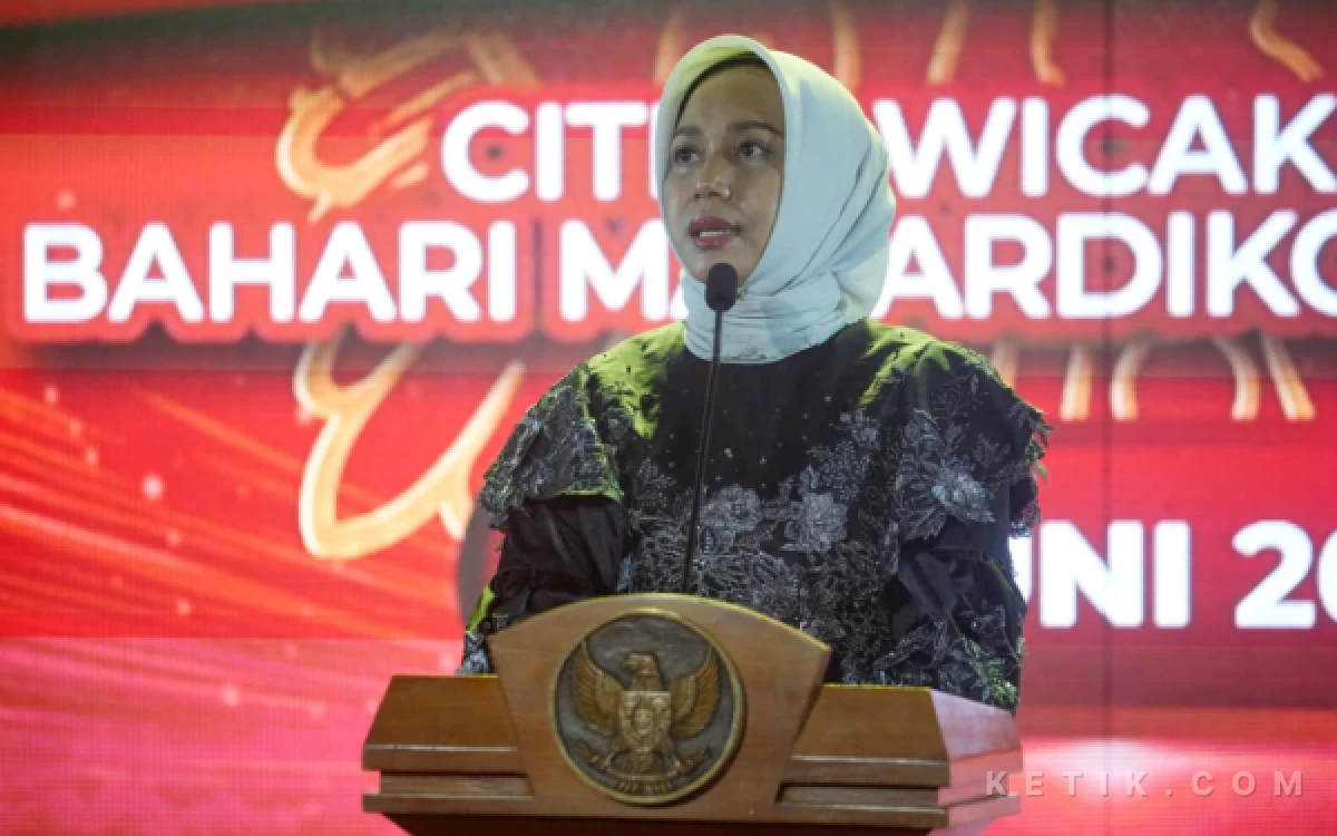 Foto Wali Kota Mojokerto Ika Puspitasari saat memberikan sambutan di acara pemilihan Gus dan Yuk Kota Mojokerto 2026 { foto : humas pemkot mojokerto/ ketik.com)