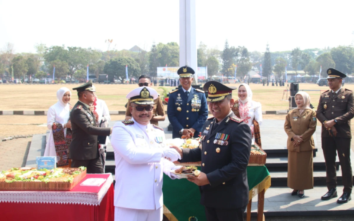 Thumbnail Berita - Beri Kejutan di HUT Ke-81 TNI, Polresta Malang Kota Serahkan 7 Tumpeng Syukuran