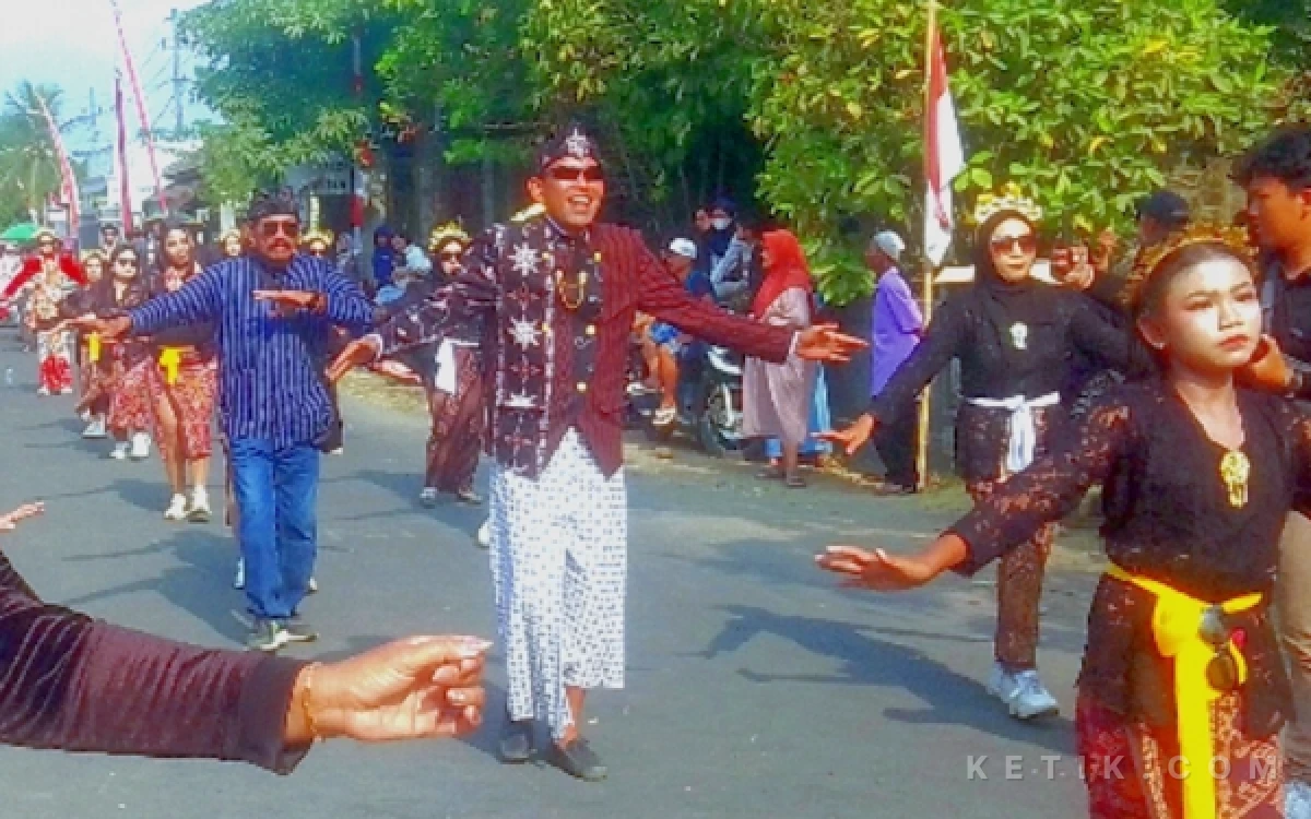 Thumbnail Berita - Karnaval Budaya Pulerejo Ngantru di Tulungagung Meriah, Batik Lokal hingga Drama Legenda Jadi Sorotan