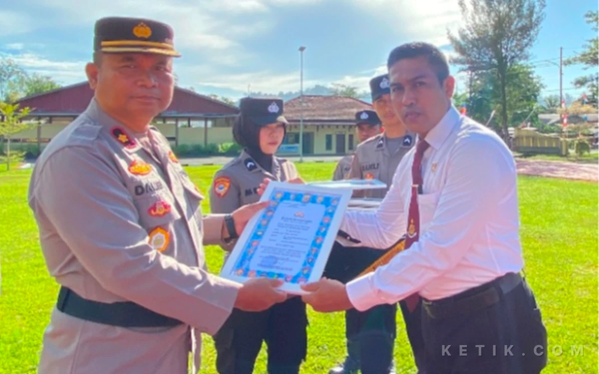 Thumbnail Berita - Polres Simeulue Berikan Penghargaan kepada 18 Personel Satreskrim atas Pengungkapan Kasus Pencurian Emas
