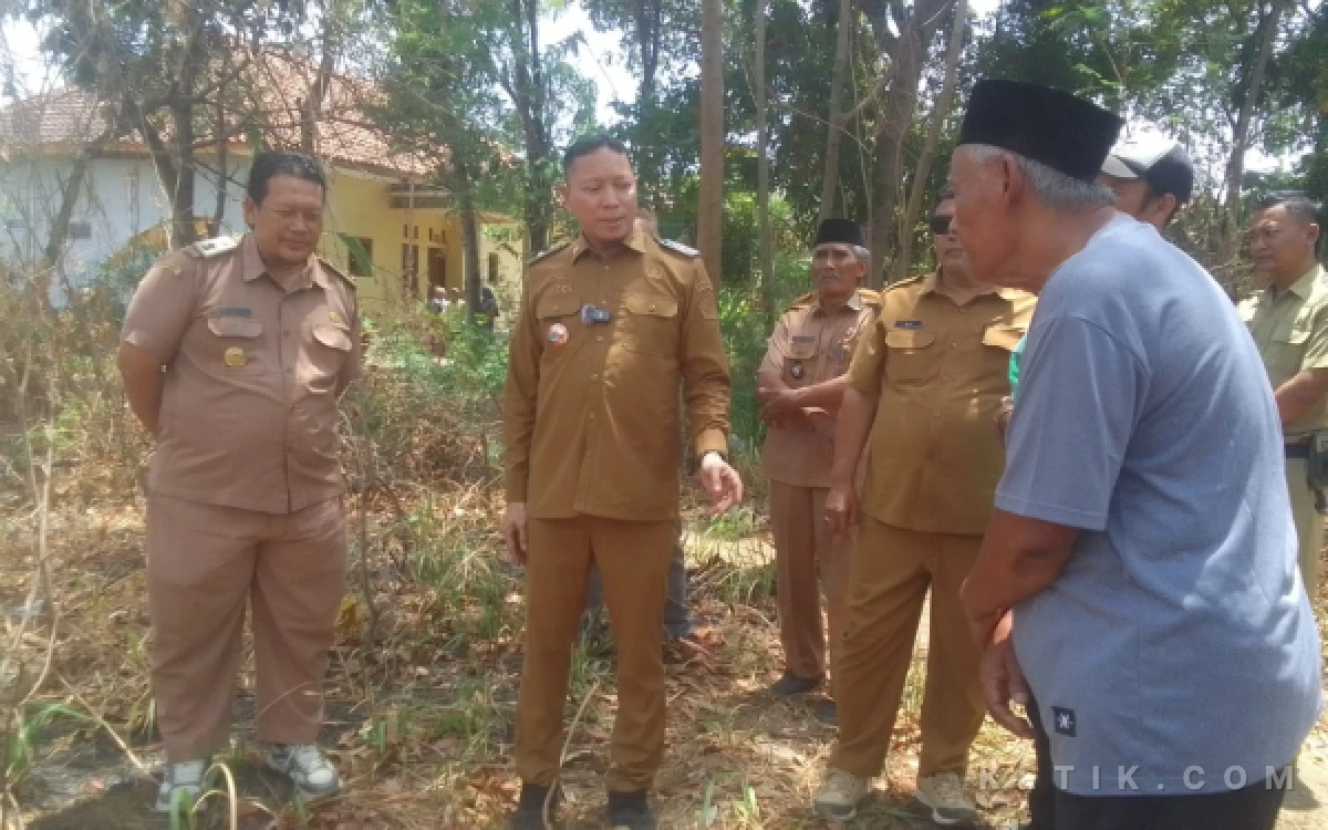 Thumbnail Berita - Dinperwaskim Brebes Tinjau Rumah Korban KDRT Randusanga Kulon, Bantuan RTLH Akan Dibangun di Desa Tengki