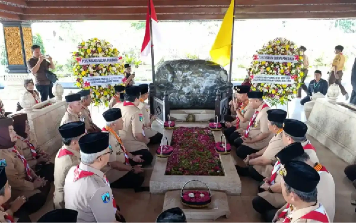 Thumbnail Berita - Kenang Jasa Sang Proklamator, Ketua Kwarnas Pramuka Ziarah ke Makam Bung Karno