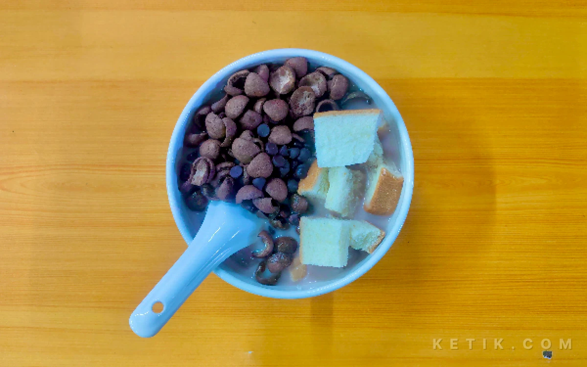 Foto Seporsi angsle varian milo disajikan dengan topping yang khas di Ronde Angsle Arjuno Surabaya pada Sabtu, 15 Agustus 2026. (Aretha Zizi Sandrica/ketik.com)