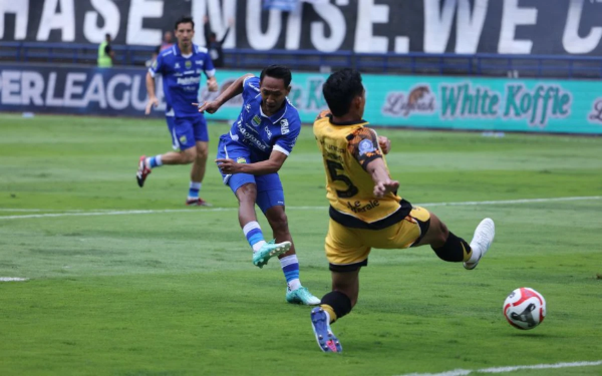 Thumbnail Berita - Persija vs Persib, Duel Sarat Gengsi di Stadion Segiri